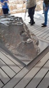 Maqueta que muestra la zona de almacenaje y dormitorios en lo que era el palacio de verano del rey Herodes. Foto por, Carlos E. Garbiras